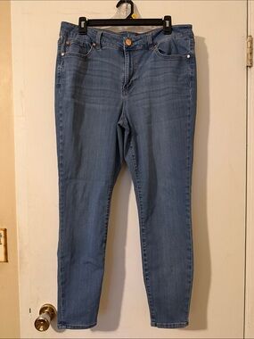 Slim High-Rise Skinny Jeans in Medium Blue